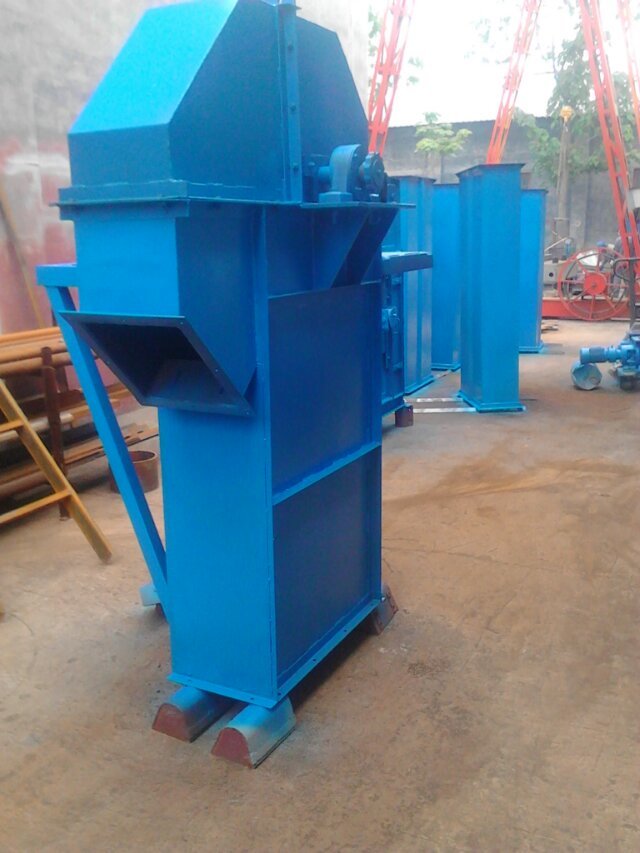 垂直斗式提升機故障的主要原因是物料有一定的打結(jié)現(xiàn)象(垂直斗式提升機 化工不銹鋼上料機)